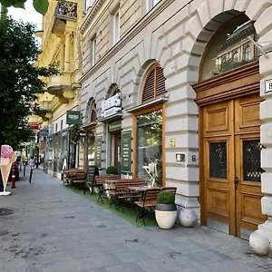 Real Deluxe Next To Danube Apartment